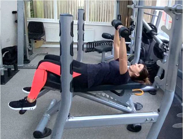Example of a bench press in the up position using dumbbells