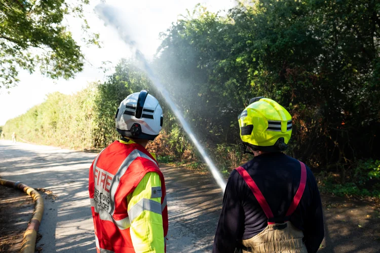 Incident commander talking to a firefighter